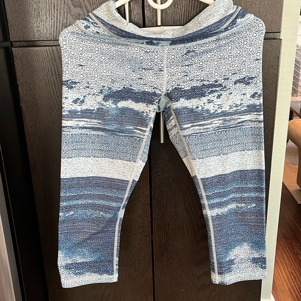 EUC Lucy yoga Capri. Size small